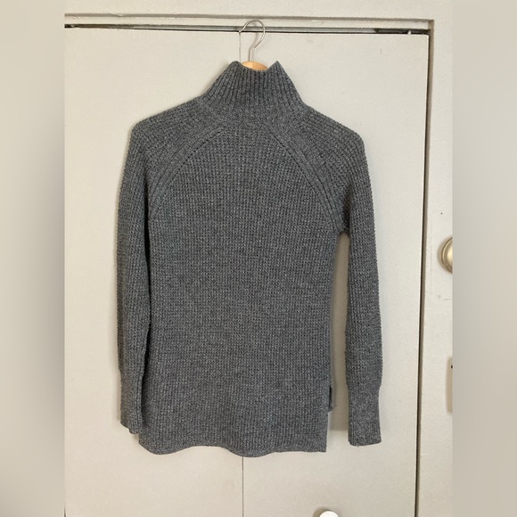 Banana Republic Sweater - Grey - XS (Very Warm!) - Picture 2 of 3